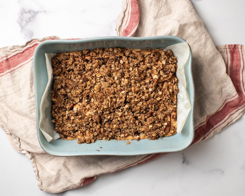 baked apple pie bars with streusel topping